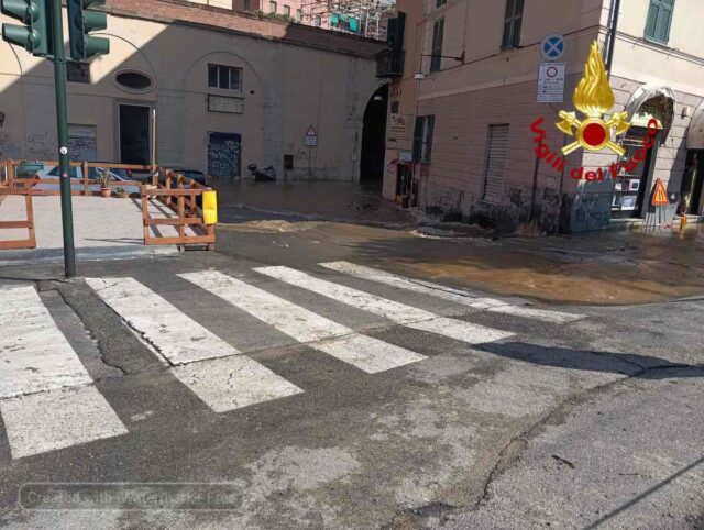 Copiosa fuoriuscita d’acqua in piazza San Teodoro: VVF sul posto