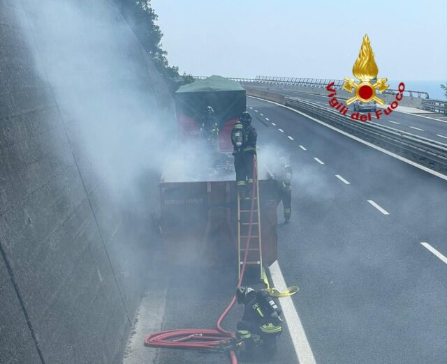 A12, principio d'incendio su camion: l’intervento dei VVF