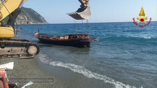 Riva Trigoso, gozzo arenato sulla spiaggia: liberato dai VVF