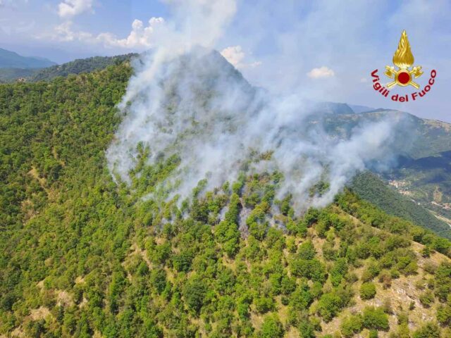 Incendio sui monti tra Montoggio e Valbrevenna: attivati mezzi aerei