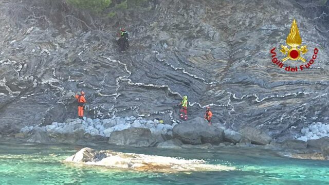 Punta Manara, cade sugli scogli: soccorso con l’elicottero VVF