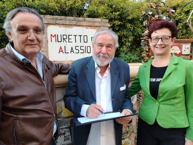 La firma dell'attore e regista Giorgio Caprile per il Muretto di Alassio, nella giornata di sabato 28 settembre