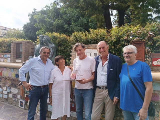 Nicola Berti ha firmato ad Alassio la piastrella del Muretto a lui dedicata