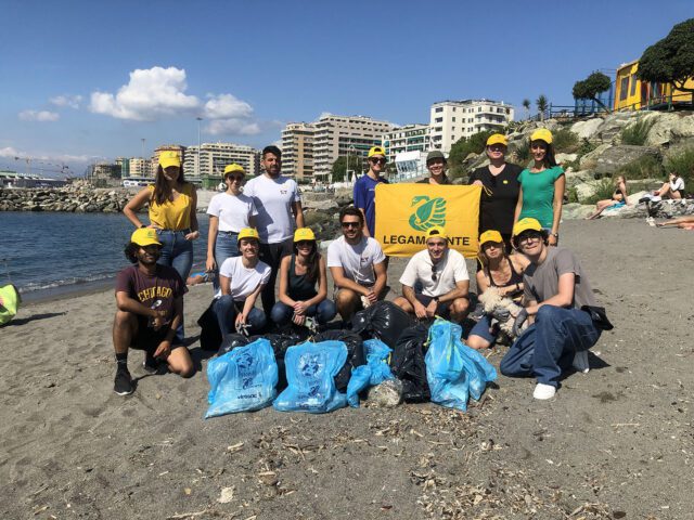 #PuliamoilMondo sulla spiaggia di Punta Vagno a Genova