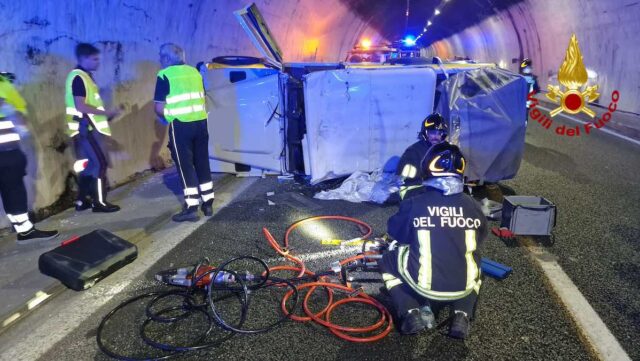 Incidente sulla A10, Jeep finisce su un fianco