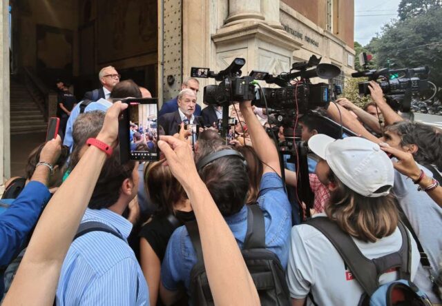 Il sindaco Bucci si vanta di non rilasciare interviste: la rabbia dell’Ordine dei Giornalisti