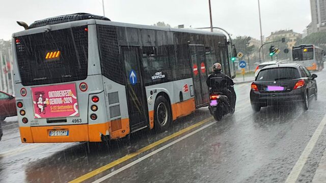 Bus AMT impatta in una pozzanghera del tunnel di via Archimede: pedone lavato