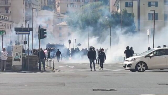 Derby di Genova: disordini tra ultrà a Marassi, poliziotto ferito