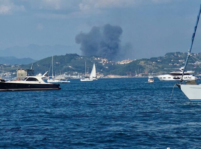 Incendio boschivo tra Arcola e La Spezia: interviene l’elicottero regionale