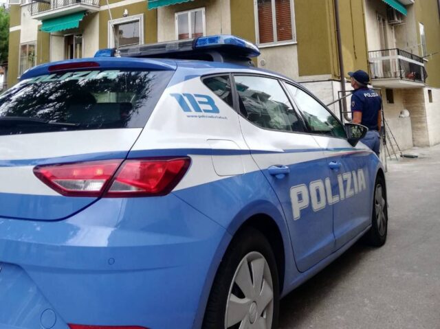 Trovato con un coltello e della droga: denunciato un 27enne