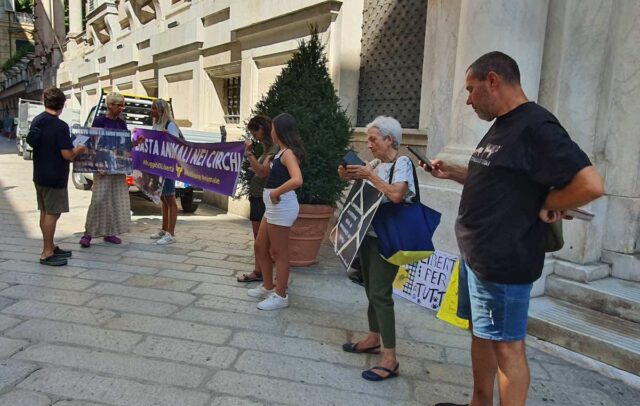 Protesta animalisti davanti a Tursi contro l'uso di animali nei circhi