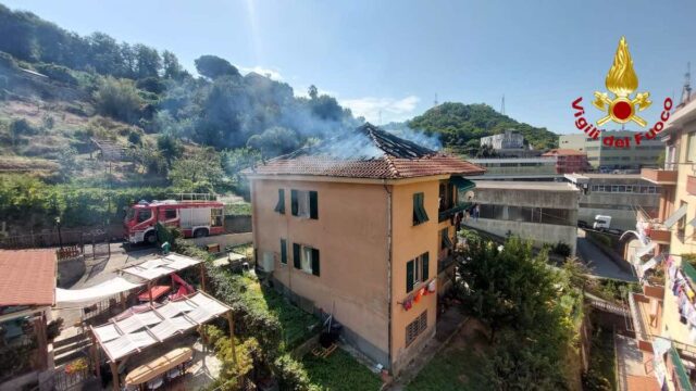 Borzoli, a fuoco appartamento: stabile evacuato