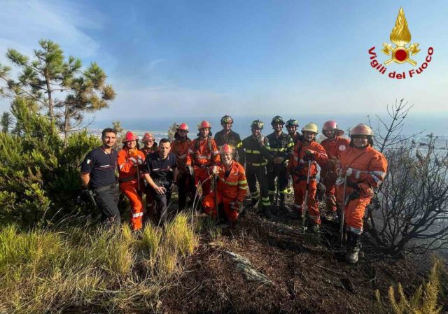 Incendio alla Spezia, si riaccende focolaio: rogo sotto controllo