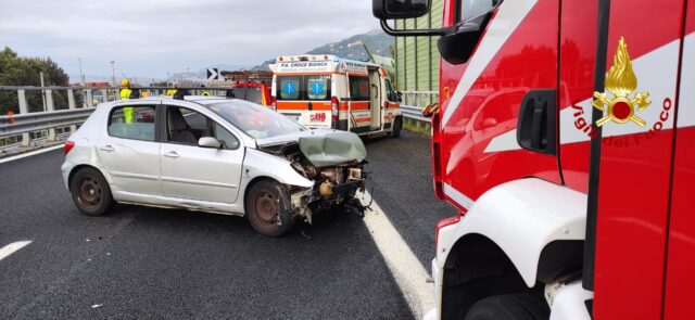 Incidente in A10: auto contro guard rail e chiusura tratto