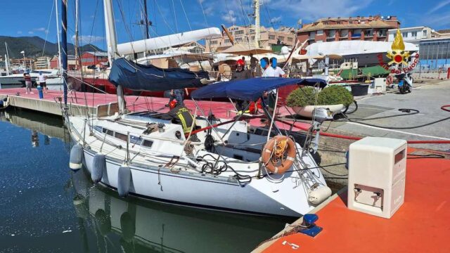 Porto Lavagna, a fuoco barca a vela: fiamme spente dai VVF