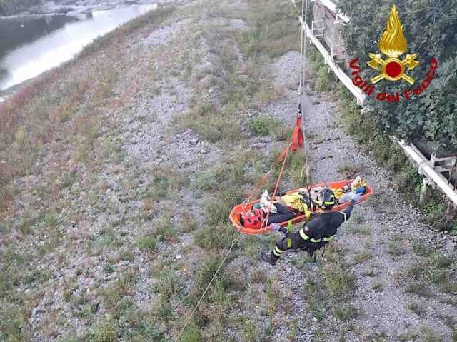 Cade dal ponte di Bolzaneto, salvato dai vigili del fuoco