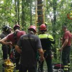 Pilota di parapendio bloccata su un albero a 20 metri