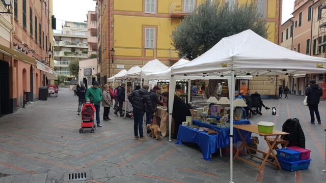 Loano, in piazza Massena il mercatino degli artigiani e degli artisti