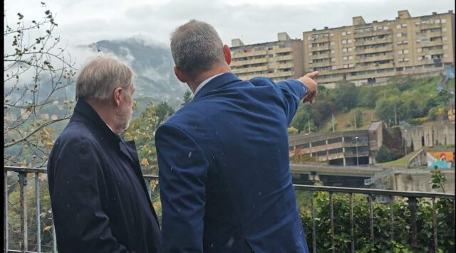 Marco Bucci ha visitato stamane la collina genovese di Begato, il candidato presidente di Regione Liguria, ha visionato il quartiere