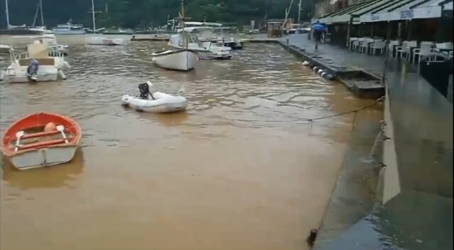 Portofino, il mare sale di nuovo in piazzetta | Video