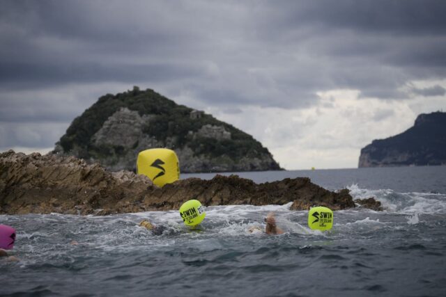 Nelle acque del golfo dell’Isola: 2800 nuotatori da 18 Paesi per Swimtheisland