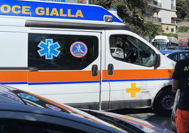 Borgoratti, auto si ribalta su un fianco: 77enne illeso