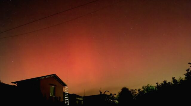 Un aurora boreale rossa illumina i cieli della Liguria | Video