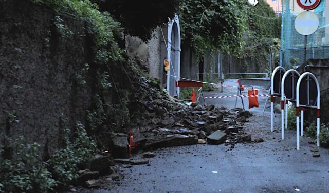 Maltempo, crollo di un muro a Genova in San Fruttuoso