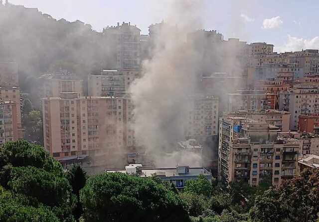 Auto a fuoco in via Fereggiano: strada temporaneamente chiusa