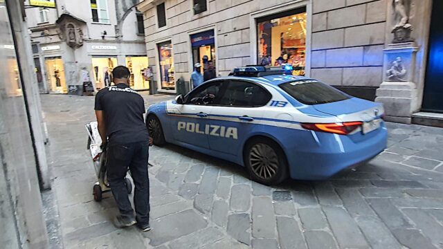 La Polizia in azione nei vicoli: controlli e arresto in Vico Mele