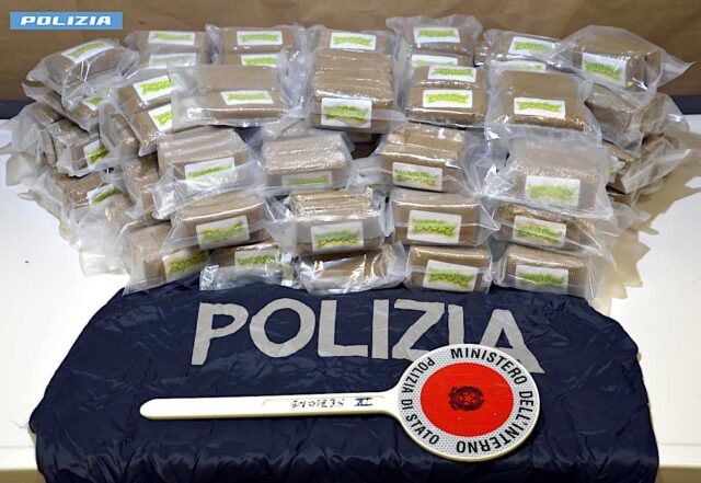 Rumeno tenta di entrare in Liguria con 22,5 kg di hashish: arrestato