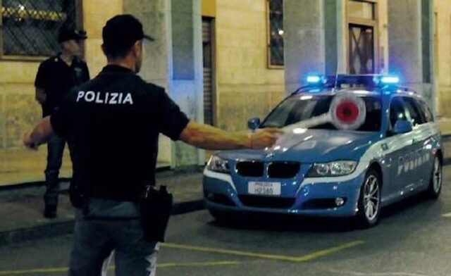 Trovato con 2 etti di hashish, aggredisce agenti: 23enne arrestato