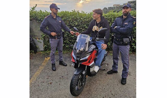 Minorenne trovato a bordo di uno scooter rubato: denunciato