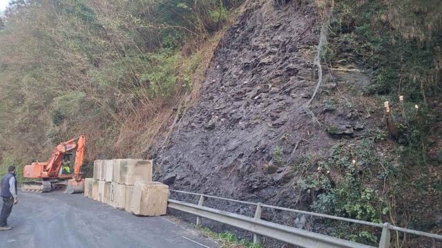 Frana a Serra Riccò: riaperta la strada SP3, al via la posa della rete di protezione