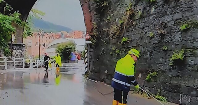 Ancora chiusa la parte inferiore di via Borzoli: in corso bonifica della strada