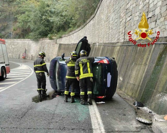 A7 Bolzaneto, auto urta muraglione e finisce su un fianco