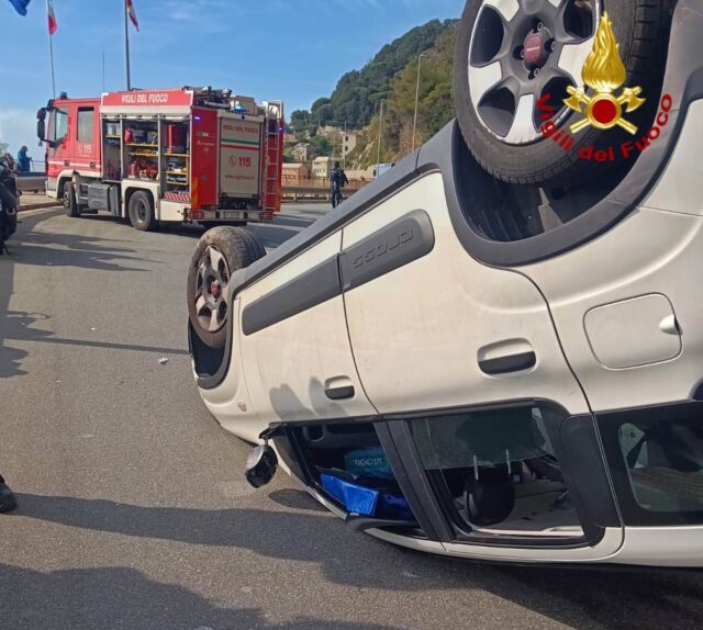 Incidente a Voltri auto finisce la sua corsa sul tetto