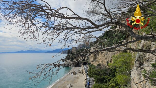 Intervento dei VVF per alberi pericolanti fra Varigotti e Finale Ligure