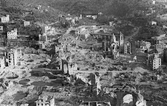 Recco ricorda i 27 bombardamenti iniziati il 10 novembre 1943. (Collezione foto Marcello Bozzo)