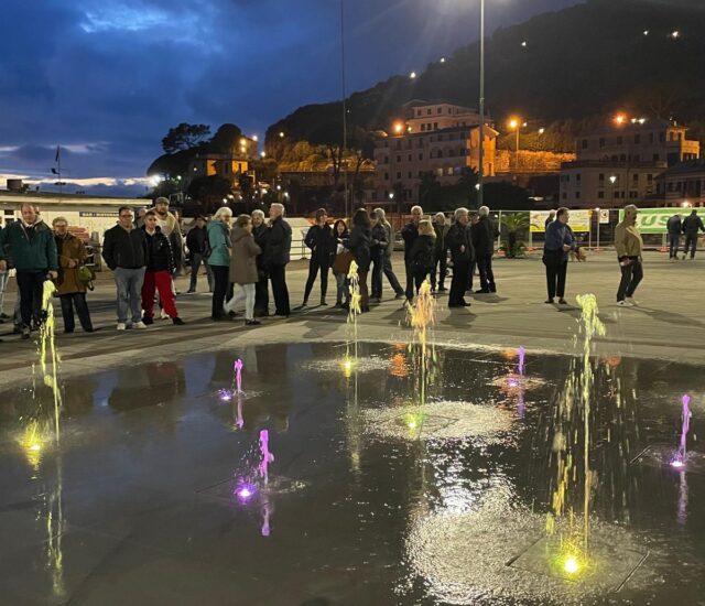 Recco, giochi, luce, zampilli d'acqua nella fontana in passeggiata