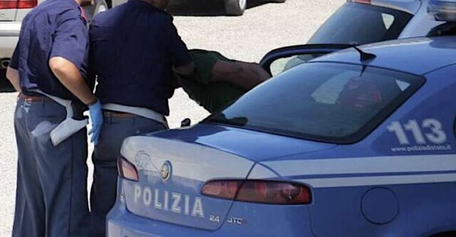 Cerca di scassinare le casse di un parcheggio: arrestato dalla Polizia