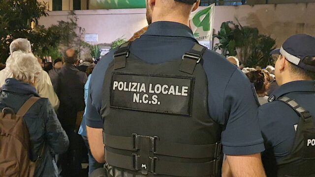 La Polizia Locale sequestra merce contraffatta: denunciato senegalese