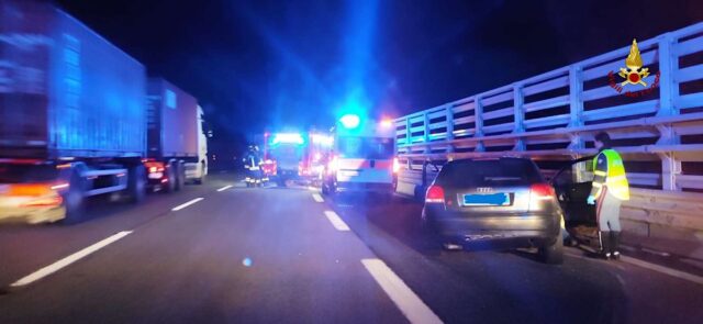 A26, auto contro guard rail: l’intervento dei Vigili del fuoco