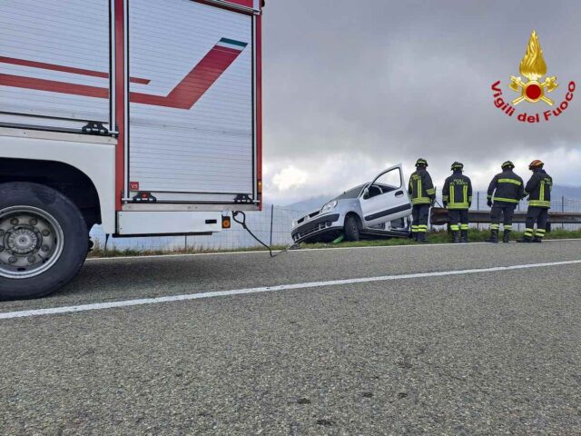 Passo del Faiallo, auto in bilico: auto rimessa in strada dai VVF