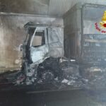 A12, altro Tir prende fuoco: intossicato l'autista. Code chilometriche