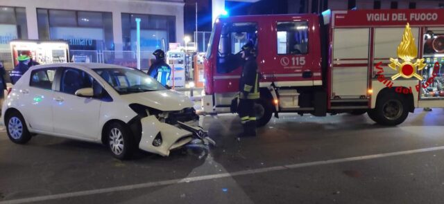 Incidente tra auto nella notte a Prà