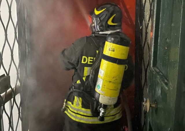 Chiavari, proseguiti tutta la notte i soccorsi a palazzina a fuoco