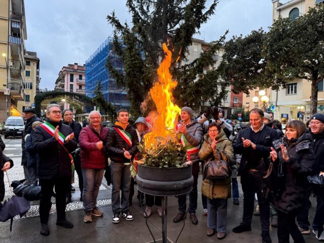 Recco, la storia del Confèugo e le luci dell’albero di Natale