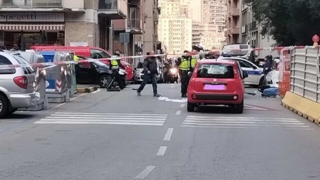 Grave incidente in piazza Solari: moto schiacciata tra due auto