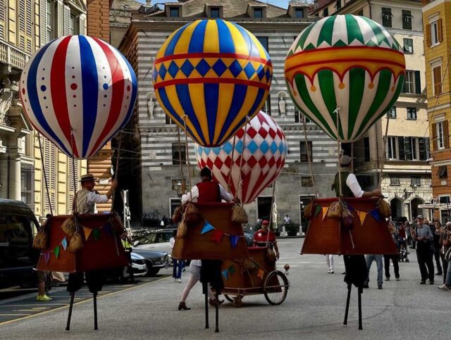 Genova si accende per il Natale: mongolfiere e Babbi Natale in centro città